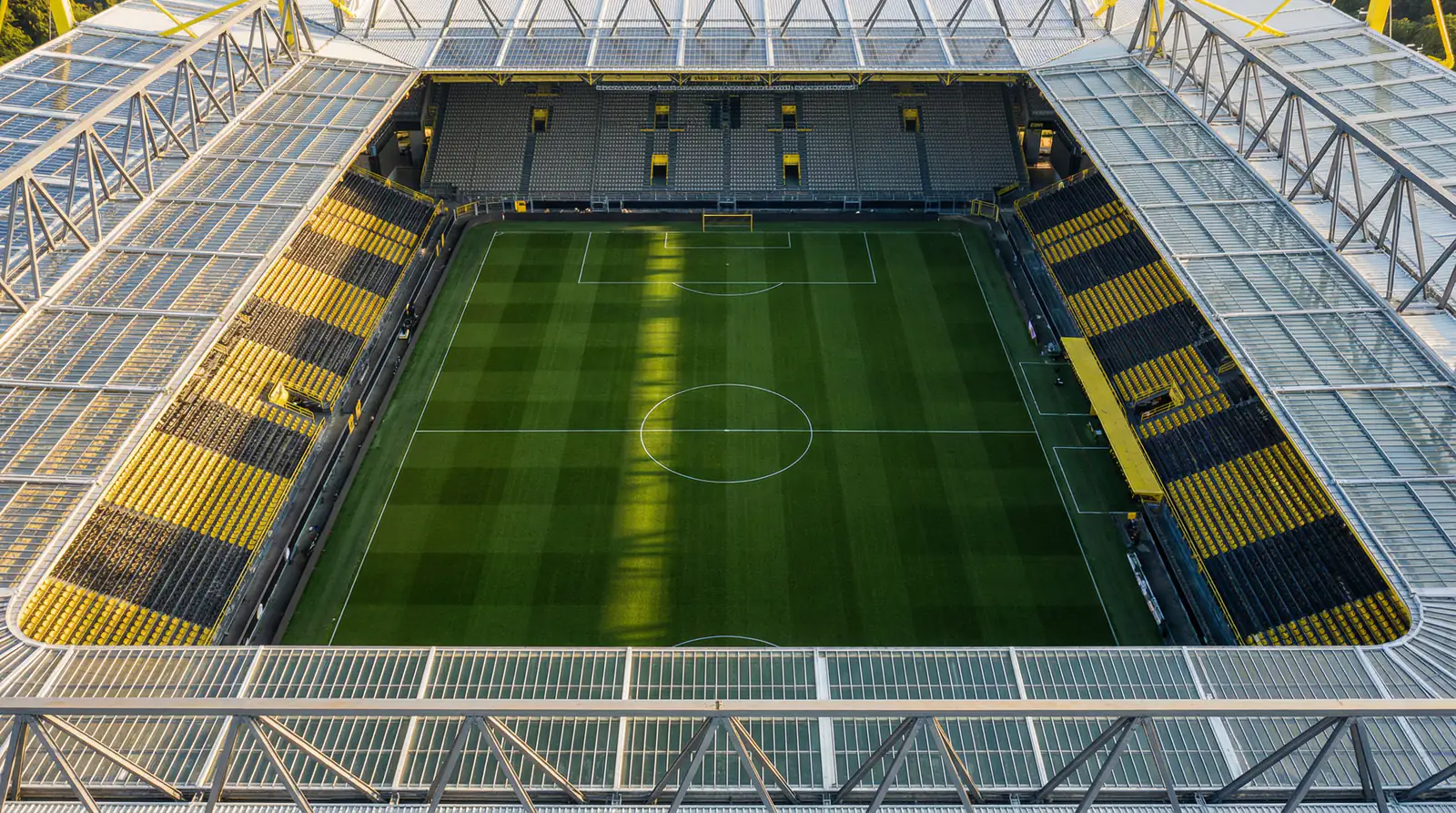 Campo de fútbol de la Bundesliga con vista panorámica del estadio y los aficionados